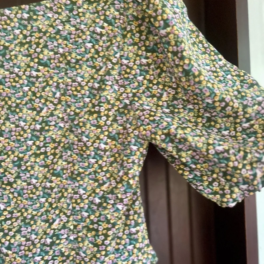 Astr Olive Green Floral Puff Sleeve V-Neck Blouse